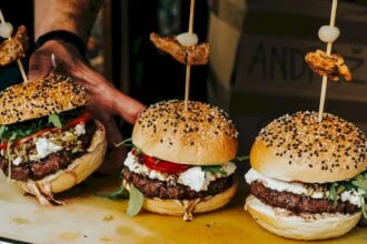 avem burger fest la arena nationala f09f8d94timp de trei zile aici vor fi competitii de mancare muzica si cursuri culinare cateii sunt bine veniti 6a14bb2ce6015