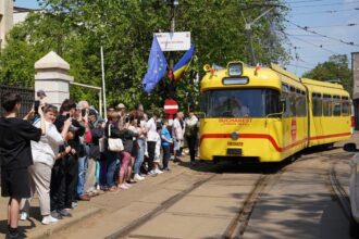 foto bucurestiul si a scos tramvaiele de poveste la plimbare parada tramvaielor tocmai a inceput si e gratis sa te urci daca prinzi vreun loc 6a1c0979433c3