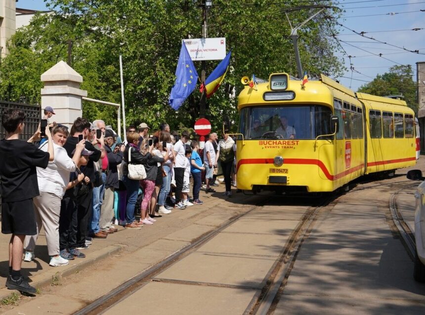 foto bucurestiul si a scos tramvaiele de poveste la plimbare parada tramvaielor tocmai a inceput si e gratis sa te urci daca prinzi vreun loc 6a1c0979433c3