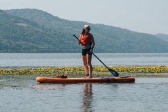 balkanik festival vine cu stand up paddle pe lacul tei concertele se vor tine lant la finalul lunii august iar participantii le vor putea asculta de pe apa 6a68da4c570d5
