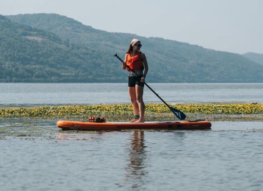 balkanik festival vine cu stand up paddle pe lacul tei concertele se vor tine lant la finalul lunii august iar participantii le vor putea asculta de pe apa 6a68da4c570d5