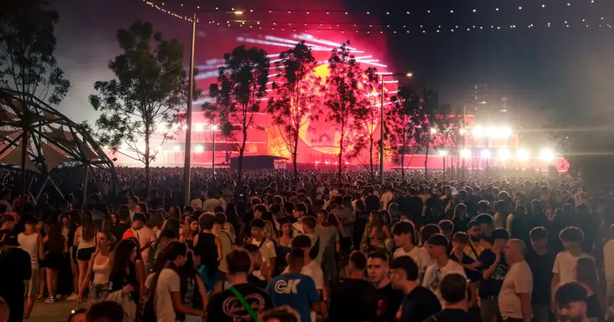 beach please 2026 a deschis oficial nibiru in fata a 90 000 de oameni si a dat startul celei mai mari editii din istoria festivalului 6a4f875615ffe
