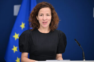bruxelles ul adopta noile reguli privind certificatele de emisii roxana minzatu europa se poate decarboniza fara sa si inchida fabricile ce beneficii are romania 6a5a2a62bb817