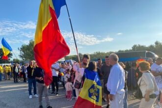 calin georgescu primit de sute de sustinatori la targul de la calugareni in judetul giurgiu 6a659c1122688