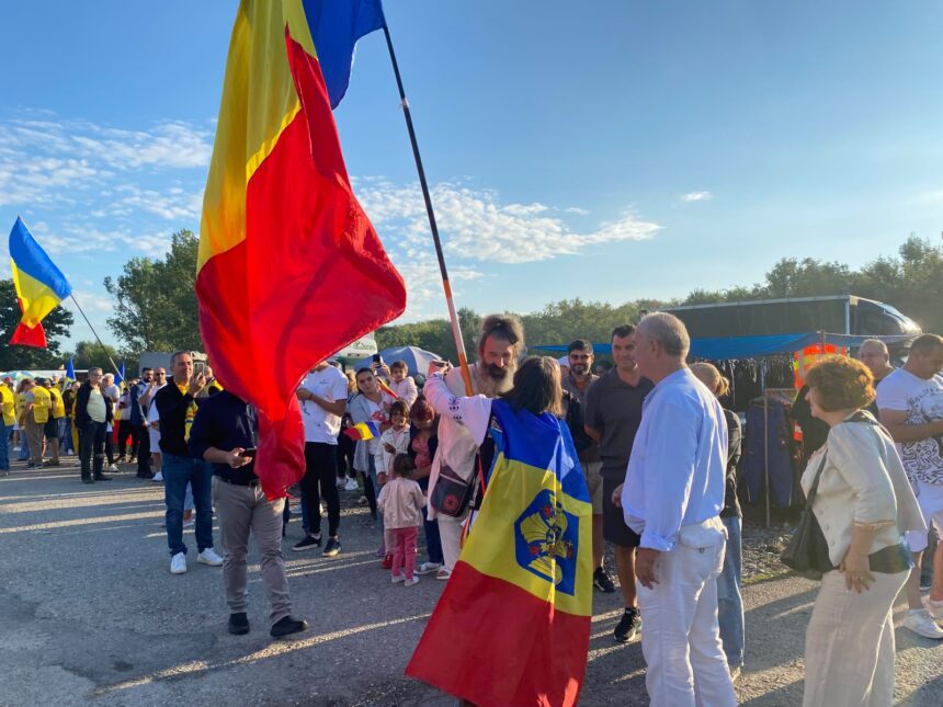 calin georgescu primit de sute de sustinatori la targul de la calugareni in judetul giurgiu 6a659c1122688