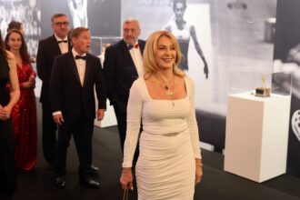 expozitia nadia comaneci drumul catre perfectiune va fi la bucuresti la 50 de ani de la primul 10 olimpic performantele gimnastei pot fi admirate la arhivele nationale 6a4fbfbecfa45
