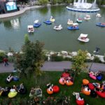 f09f8dbf cinema sub stele se muta in parcul drumul taberei bucurestenii pot vedea filme si de pe lac din barci si hidrobiciclete programul complet 816a874b