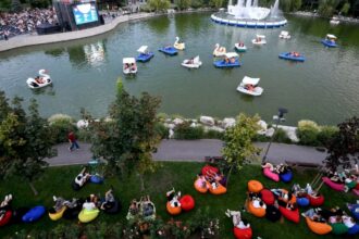 f09f8dbf cinema sub stele se muta in parcul drumul taberei bucurestenii pot vedea filme si de pe lac din barci si hidrobiciclete programul complet 816a874b