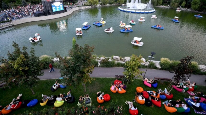 f09f8dbf cinema sub stele se muta in parcul drumul taberei bucurestenii pot vedea filme si de pe lac din barci si hidrobiciclete programul complet 816a874b