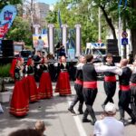 foto atmosfera de poveste la kalimera bucuresti sute de bucuresteni danseaza si se bucura de traditiile grecesti pe bulevardul ferdinand i evenimentul continua si maine 6a64ad8514b4b