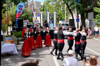 foto atmosfera de poveste la kalimera bucuresti sute de bucuresteni danseaza si se bucura de traditiile grecesti pe bulevardul ferdinand i evenimentul continua si maine 6a64ad8514b4b