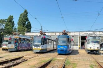 foto tramvaiele tatra ultima zi pe strazile din bucuresti pe linia 35 bucurestenii sunt invitati la petrecerea de adio de la depoul militari 6a5ca86381cb3