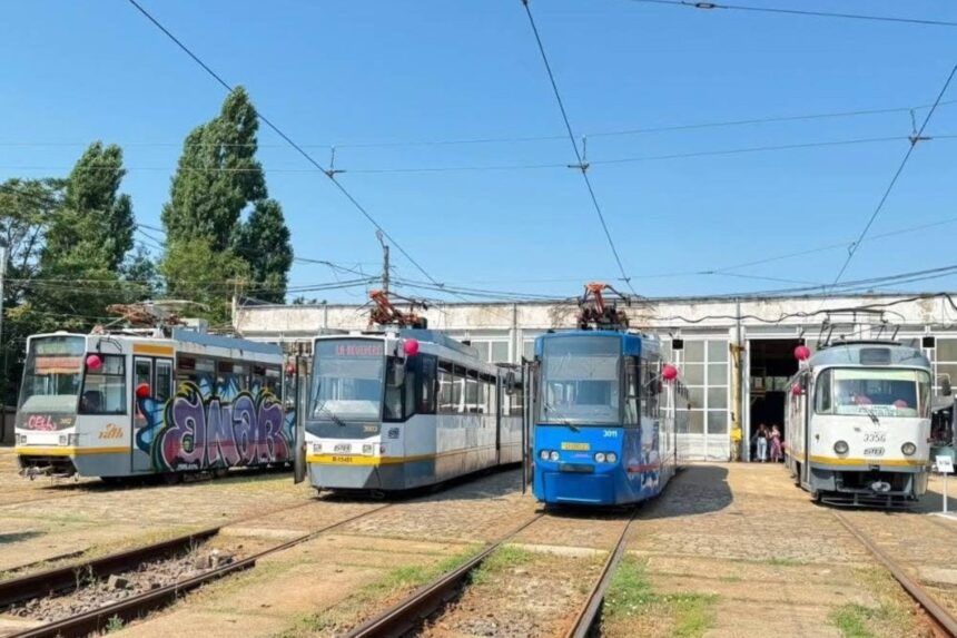 foto tramvaiele tatra ultima zi pe strazile din bucuresti pe linia 35 bucurestenii sunt invitati la petrecerea de adio de la depoul militari 6a5ca86381cb3