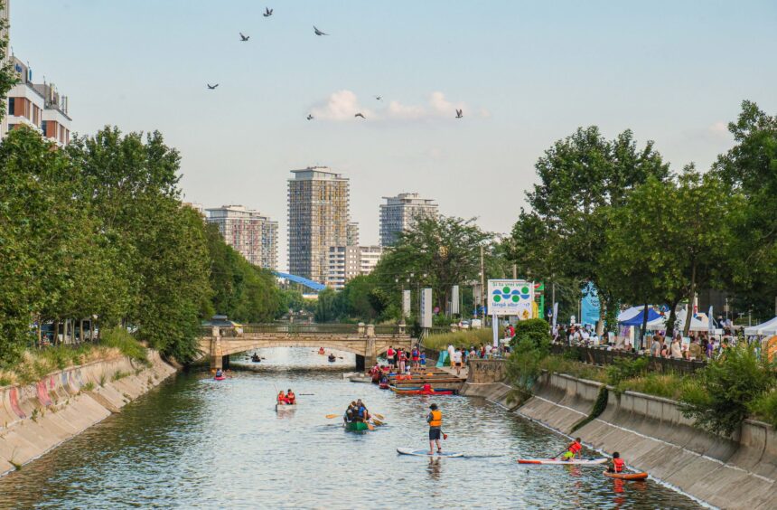 incepe dambovita apa dulce plimbari gratuite cu barca caiacul sau canoele de acum si pana in octombrie modificari de ultima ora si precizarile pmb despre mizeria din rau 6a6cb2bf2bac5