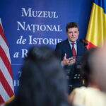 nicusor dan si ambasadorul sua la bucuresti ii indeamna pe romani sa viziteze expozitia de arta dedicata americii 6a58fc093b669
