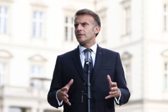 pompierii romani felicitati de emmanuel macron pentru interventia in incendiile din franta 6a6511c85c688