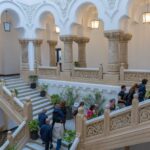 programul porti deschise la pmb continua in weekend cei curiosi pot participa gratuit la tururi ghidate in cladirea monument din bucuresti unde dl ciucu merge la serviciu 6a6885f23a708