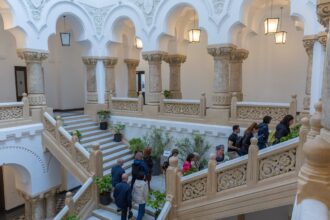 programul porti deschise la pmb continua in weekend cei curiosi pot participa gratuit la tururi ghidate in cladirea monument din bucuresti unde dl ciucu merge la serviciu 6a6885f23a708