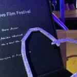 adrian vancica a castigat premiul pentru cel mai bun actor in rolul principal din nu e locul tau aici la festivalul international de film de la sarajevo 6a89749ea190b
