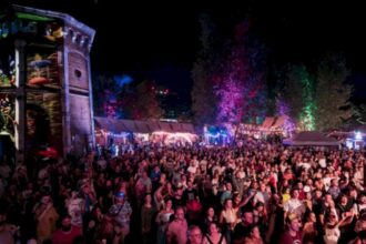 brancusi ajunge la balkanik festival cu sculpturi si instalatii spectaculoase petrecerea se tine intre 28 si 30 august in parcul tei 6a8580c2ed3be