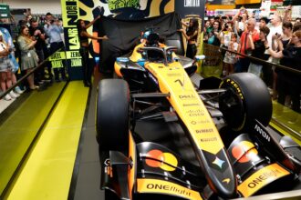 foto monopostul de formula 1 condus de lando norris poate fi admirat la bucuresti pana pe 10 august se afla la kaufland barbu vacarescu 6a6df614bb52e