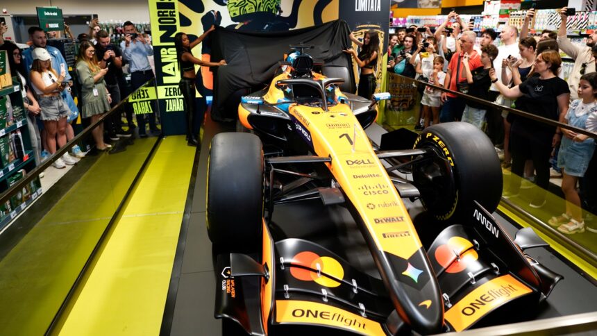 foto monopostul de formula 1 condus de lando norris poate fi admirat la bucuresti pana pe 10 august se afla la kaufland barbu vacarescu 6a6df614bb52e