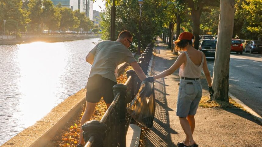 foto zeci de saci de gunoaie au adunat voluntarii de pe malul dambovitei in regie bucurestenii sunt asteptati la o noua tura de curatare acum in zona grozavesti pod ciurel 6a8d4d649b5b3