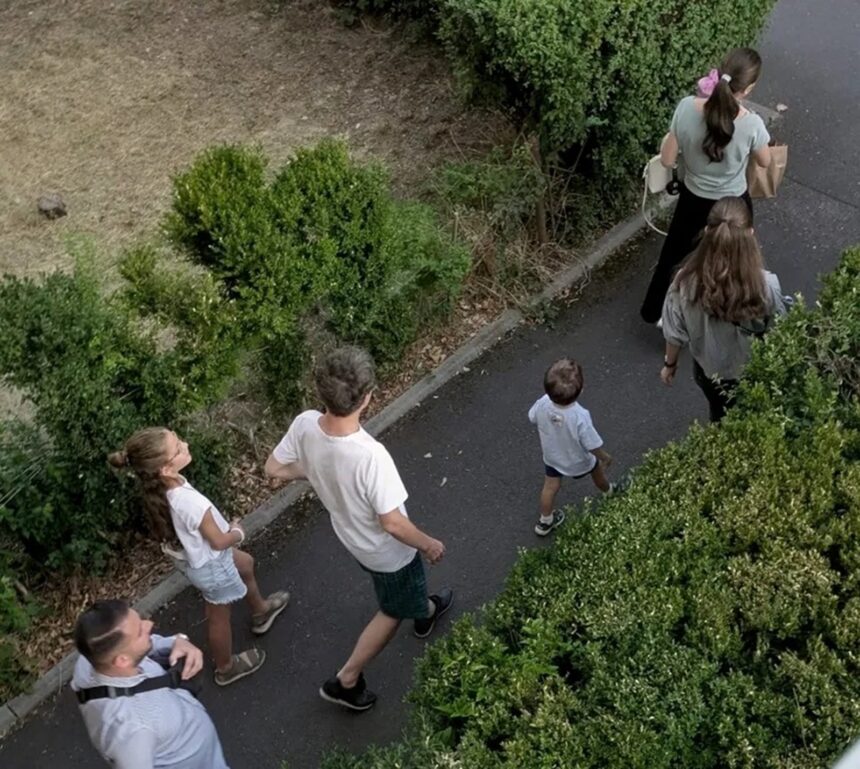 imagini rare cu nicusor dan presedintele in pantaloni scurti alaturi de familie la fagaras 6a8160e456d53