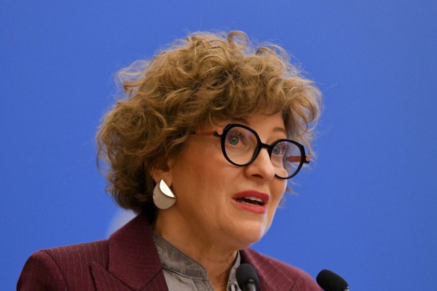 o companie de stat isi cauta administratori desi nu mai produce valoare oana gheorghiu probabil cea mai elaborata forma de a nu face nimic cu acte in regula 6a84351e7cacf