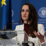 oana toiu in vizita la consulatul general din bonn vrem sa rezolvam cat mai multe cereri am trimis o misiune de sprijin de la bucuresti 6a8dd91607219