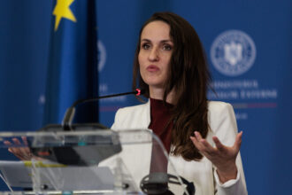 oana toiu in vizita la consulatul general din bonn vrem sa rezolvam cat mai multe cereri am trimis o misiune de sprijin de la bucuresti 6a8dd91607219