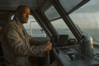 un jason statham de noua metri a plutit pe tamisa promovare spectaculoasa pentru filmul mutiny 6a6faa0970e36