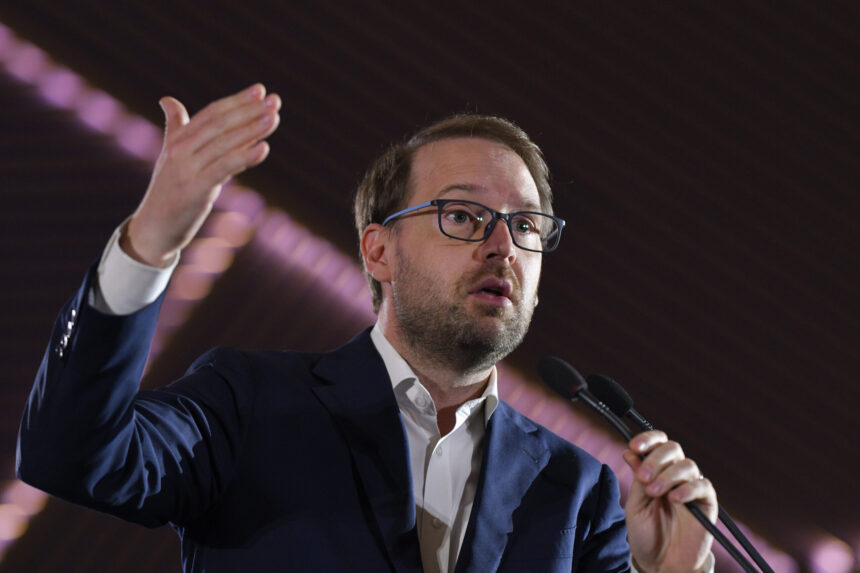 usr il reconfirma in unanimitate pe dominic fritz la conducerea partidului dupa decizia ccr in cazul acestuia 6a85dfadd1bba