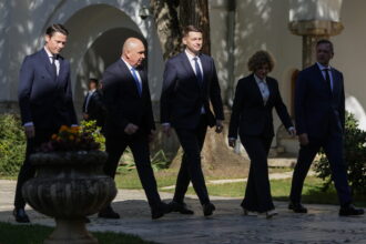 bolojan si alti lideri pnl bombardati cu mesaje sa nu voteze guvernul niculescu nu trimiteti pnl ul in istorie liberalii ar avea nevoie de aur pentru o eventuala motiune de cenzu 6ad0cf8e21a5e