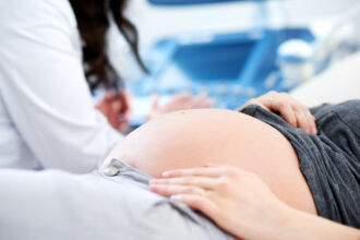 femeile insarcinate vor putea sa nasca insotite de partenerii lor legea a trecut de parlament dar a creat un scandal pe tema vaccinarii nou nascutilor 6acf61e9c6102