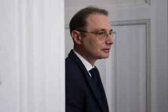 schimbare de ultim moment in ziua depunerii listei guvernului luca niculescu nu va merge personal la parlament cine va prezenta documentele surse 6ad09c0e1e1dc